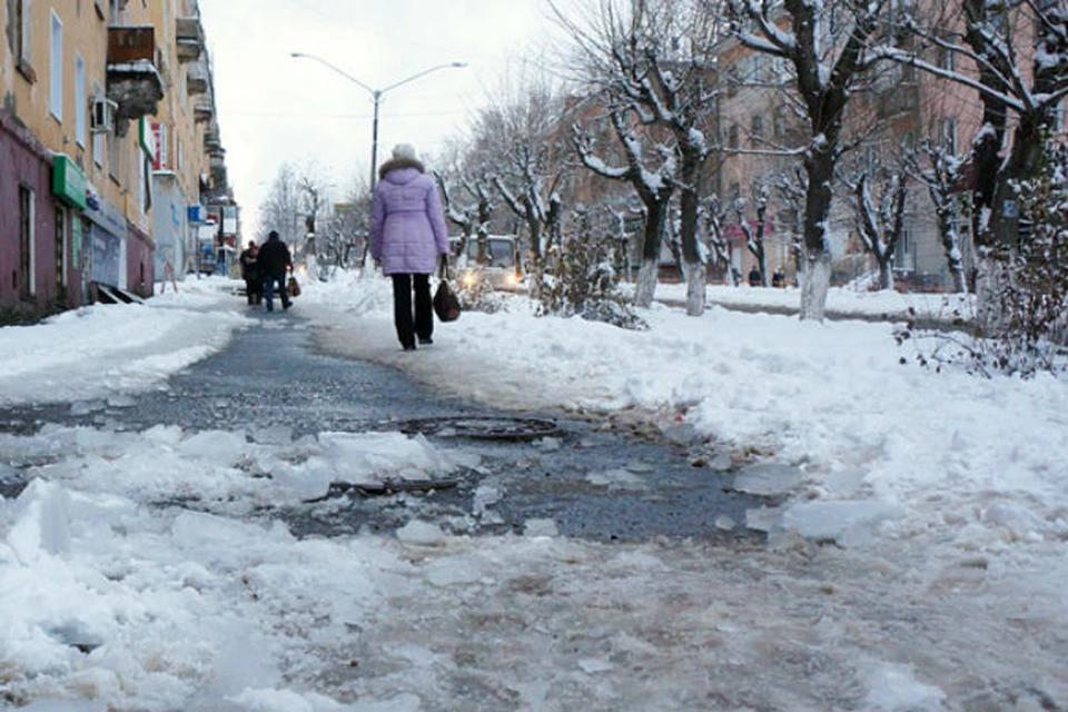 Жэк 7 кирово чепецк. Тротуар от льда с крыши.