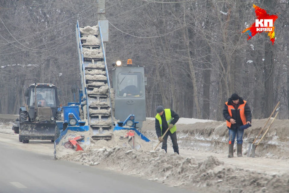 Работникам метлы и лопаты приходится день и ночь расчищать город снежных завалов