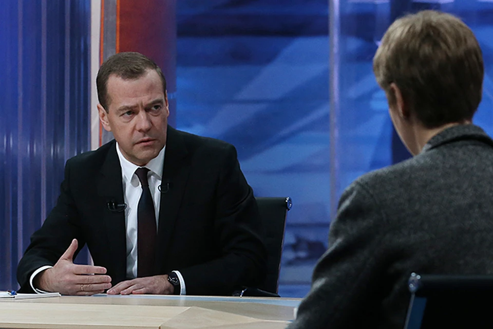 Медведев в прямом эфире ответил на вопросы пяти телеканалов