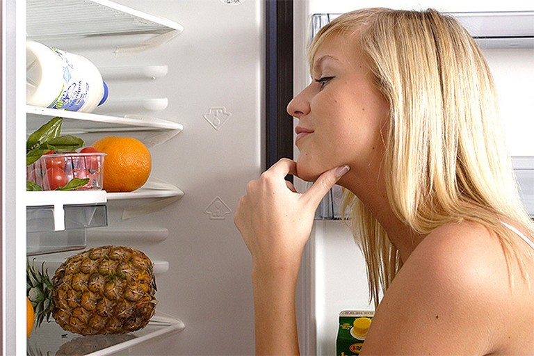 Совсем скоро наступит время вчерашних салатиков. Но знаете ли вы, сколько им и другим продуктам с новогоднего стола положено «жить» в холодильнике, чтобы остаться безопасными для здоровья?