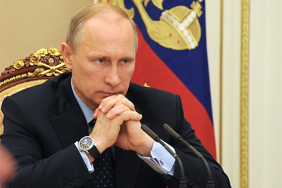 Президент Владимир Путин подписал закон о заморозке накопительной части пенсии в 2016 году.