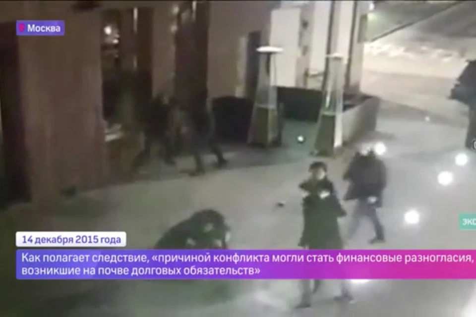 Прибывшее к нападающим подкрепление заблокировало все выходы, и драка переместилась на улицу.