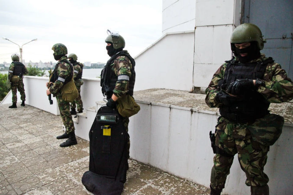 Госдума разрешила ФСБ применять оружие при скоплении людей для предотвращения теракта и освобождения заложников.