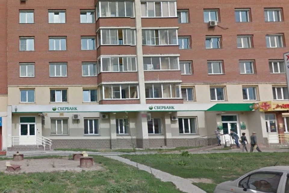 Грабитель вынес из отделения Сбербанка на улице Выборной, 125/1 12 миллионов рублей. Фото: www.google.ru/maps