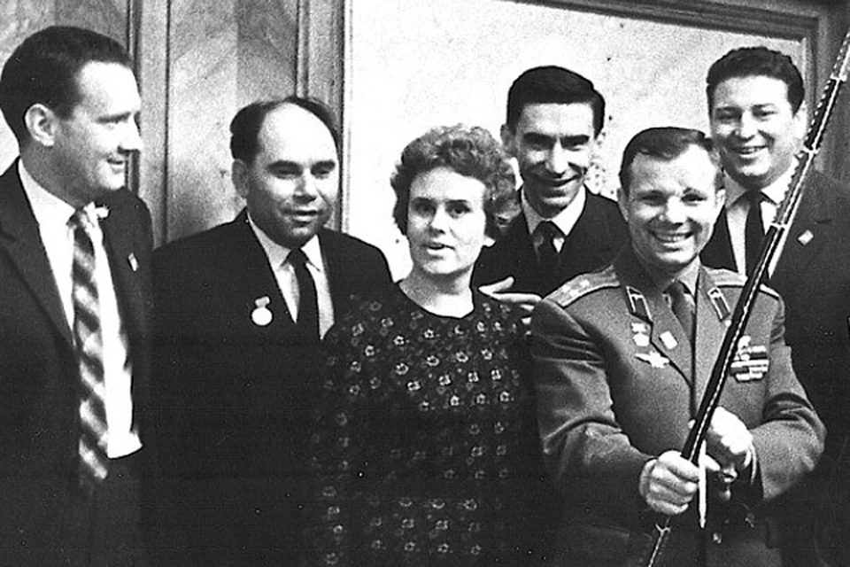 Саша Кривопалов - первый слева, рядом Василий Песков, в центре Юрий Гагарин, заевхавший в Комсомолку, рядом справа Борис Панкин, тогдашний главный редактор КП