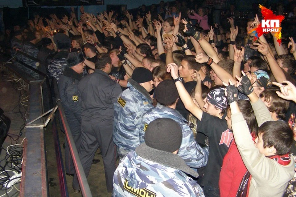 Милиция сдерживает толпу во время концерта "Арии". Фото из архива Владимира Фролова