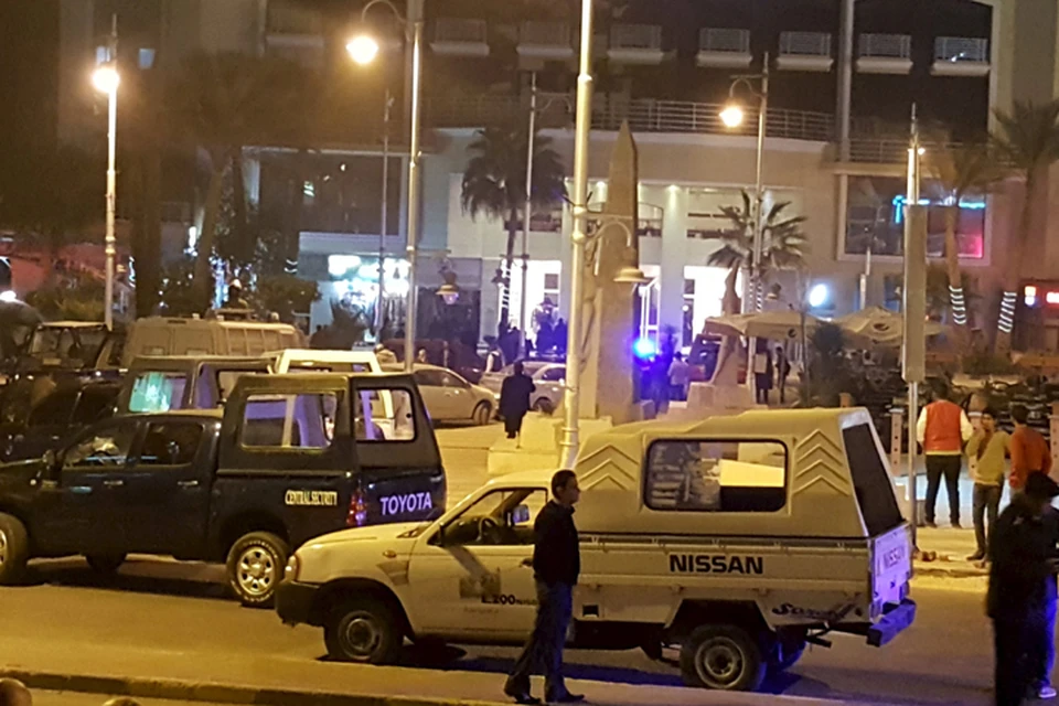 Трое вооруженных мужчин в пятницу, 8 января, открыли стрельбу возле отеля в Египте