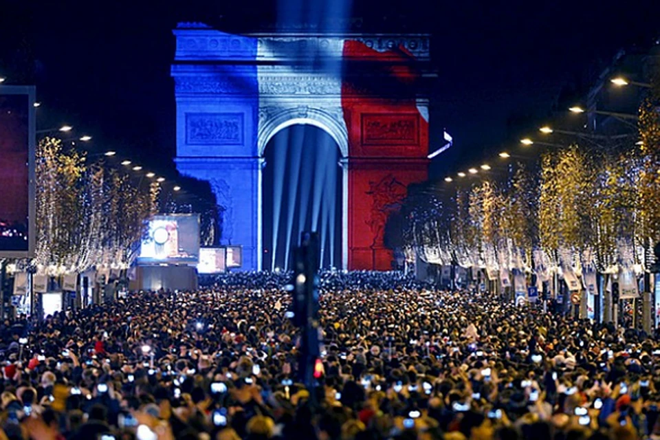 Полночь в Париже. Фото: REUTERS