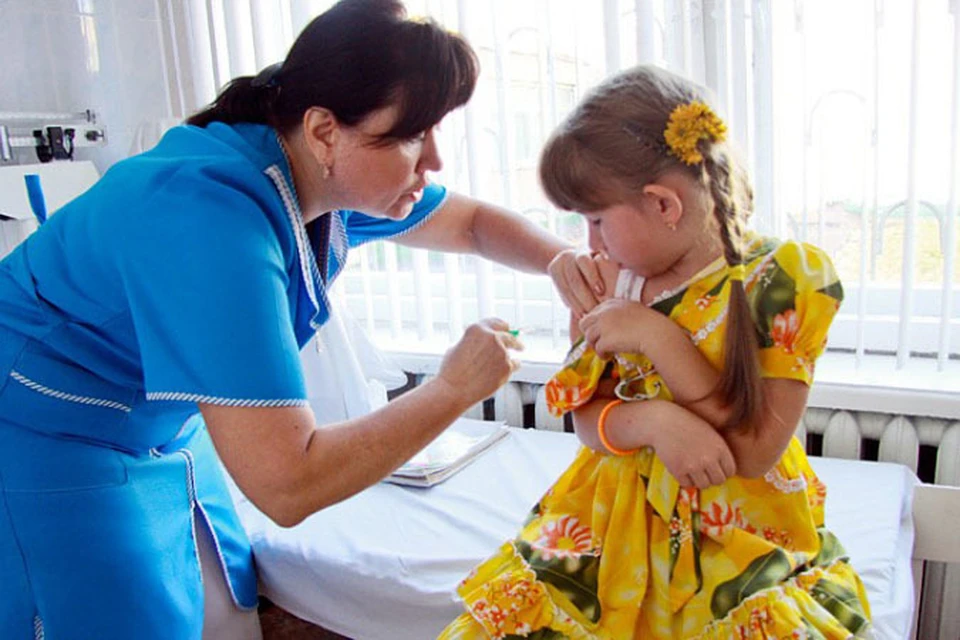 В каждом округе столицы в детских поликлиниках открыты консультативно-диспансерные-прививочные кабинеты.