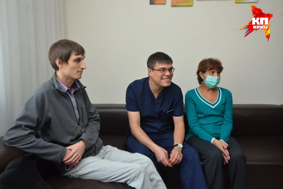 «Станислав - правая часть печени, Лидия - левая», - хирург Иван Поршенников представил своих пациентов, сидящих по краям.