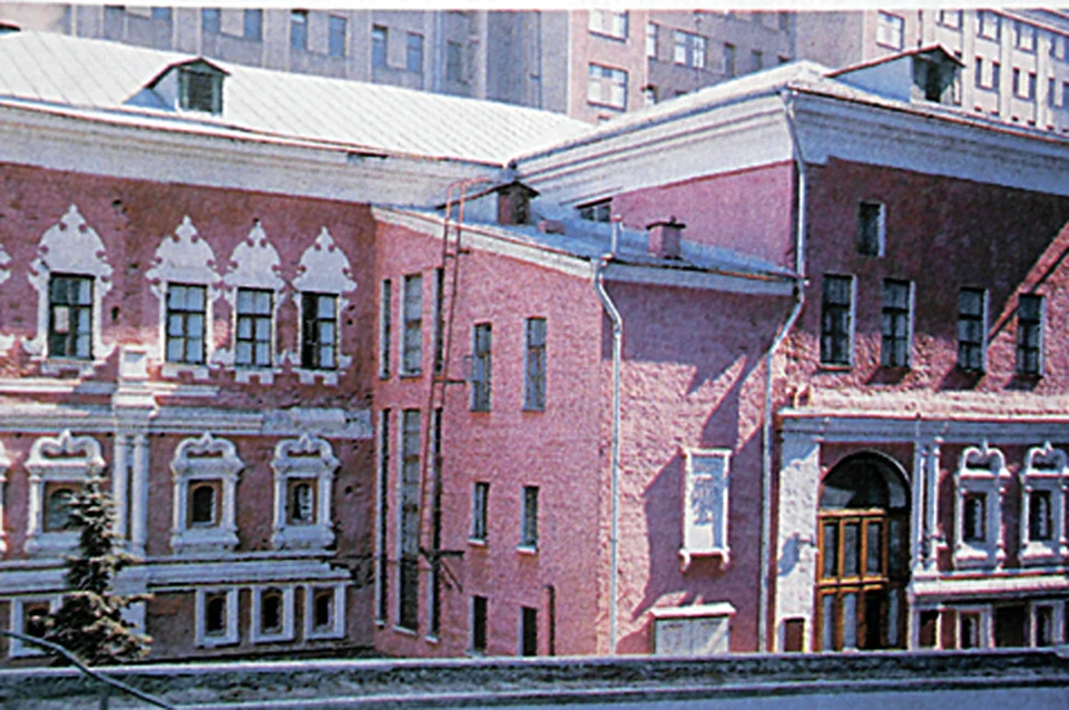 Георгиевский пер., 4. Станция метро «Охотный ряд»