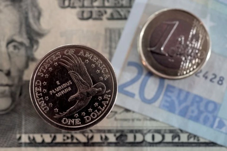 ЦБ опустил курс евро ниже 86 рублей, а доллара - ниже 77