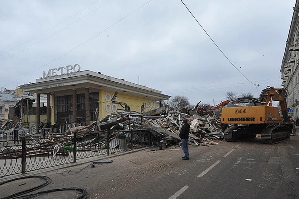 Напомним, в ночь с 8 на 9 февраля в Москве по решению городских властей были экскаваторами снесены 97 торговых павильонов