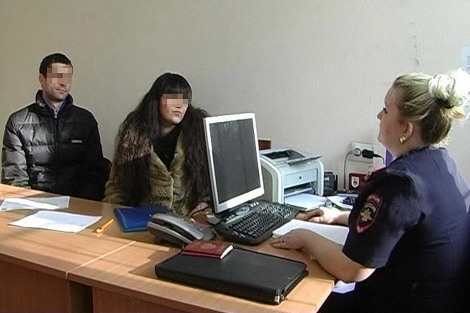 Анна вместе с мужем пишут заявление в полицию. Фото: 8 канал. Новосибирск