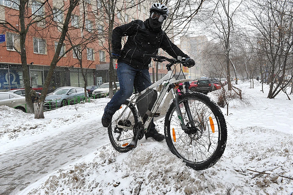 Корреспондент «КП» Олег Адамович испытал на себе все плюсы и минусы зимней велопрогулки.