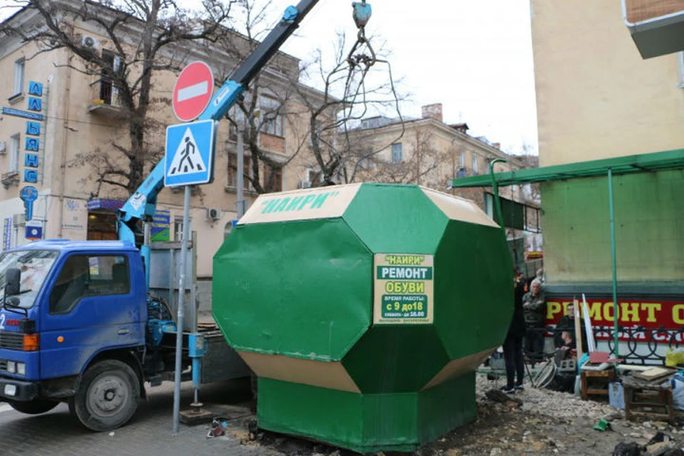 Первый ларек уже демонтировали. Фото: пресс-служба правительства Севастополя.