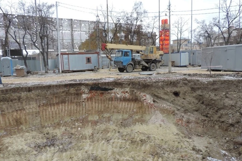 В земле ясно видны фрагменты кирпичной постройки. Фото Евгения Круглова.