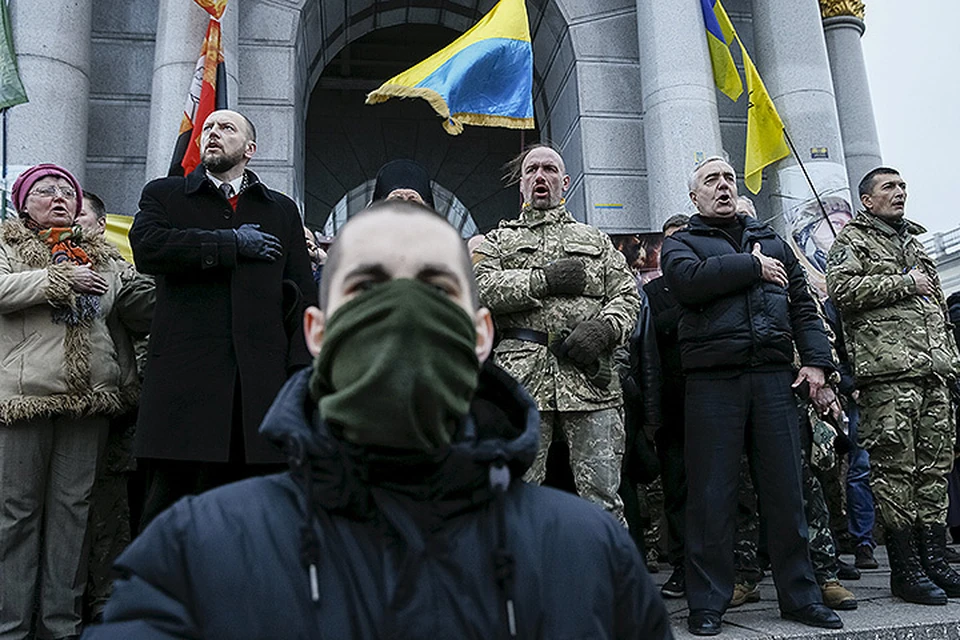 Митингующие в Киеве радикалы требуют отставки действующего правительства и Петра Порошенко