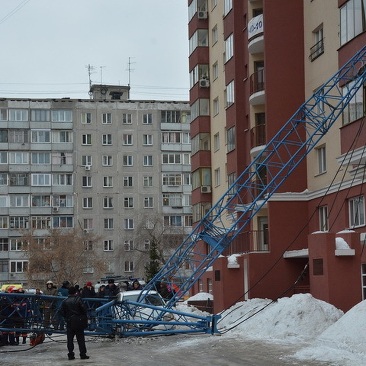 Жильцы пострадавшего от падения крана дома: Мы молились, чтобы нас не  задавило - KP.RU