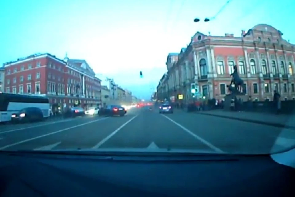 Гонки "золотой молодежи" в Петербурге привели к серьезному ДТП. Фото: стоп-кадр видео