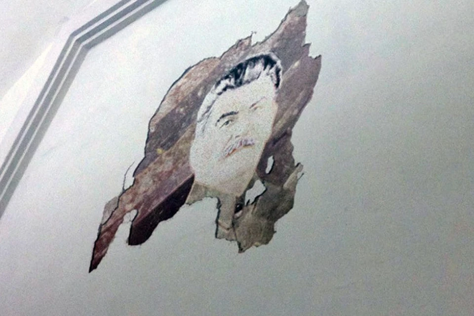 На арбатской обвалилась штукатурка. В Московском метро обвалилась штукатурка. Портрет Сталина в метро под штукатуркой. Обвалилась штукатурка в метро.