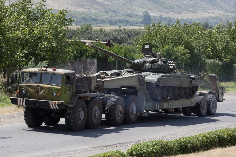Военная техника на демаркационной линии со стороны Армении. Фото ИТАР-ТАСС/ Антон Якунин
