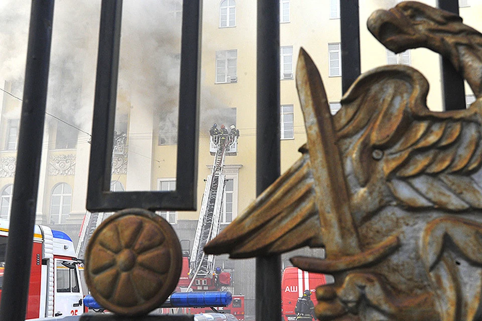 В воскресенье загорелось здание Министерства обороны на улице Знаменка.