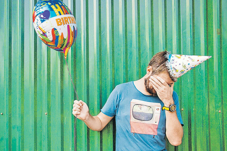 - А годики-то идут, часики тикают...