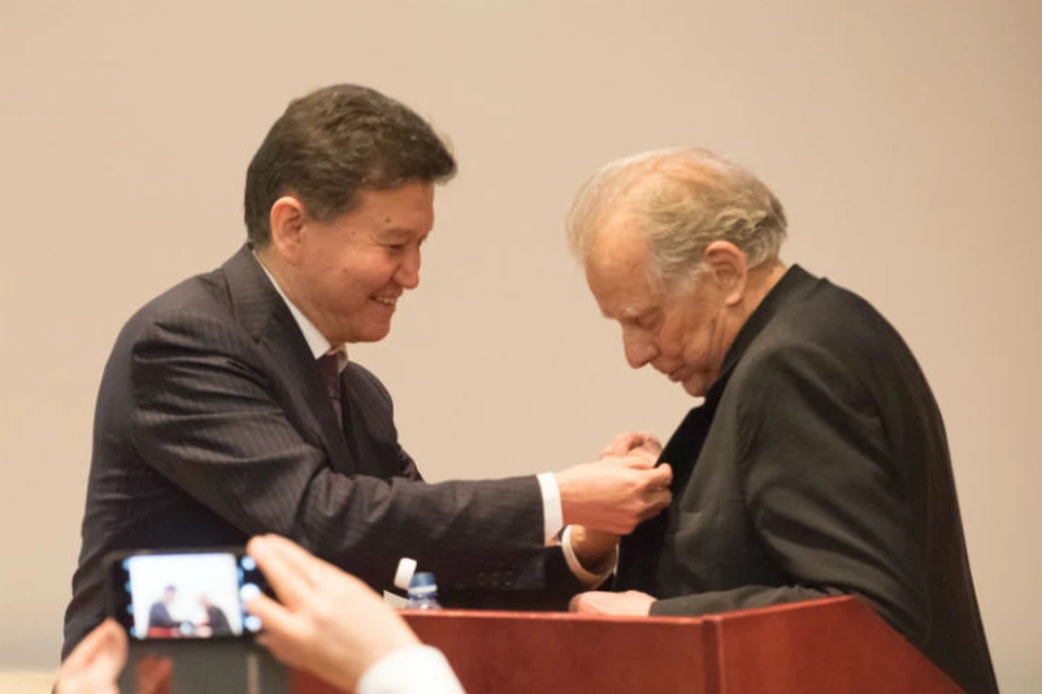 Президент ФИДЕ наградил нобелевского лауреата Жореса Алферова. ФОТО: организаторы лекции