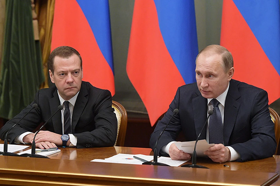 Доходы премьера Дмитрия Медведева в 2015 году выросли на 700 тысяч рублей, а президент заработал 8,891 миллиона рублей. Фото: Александр Астафьев/ТАСС