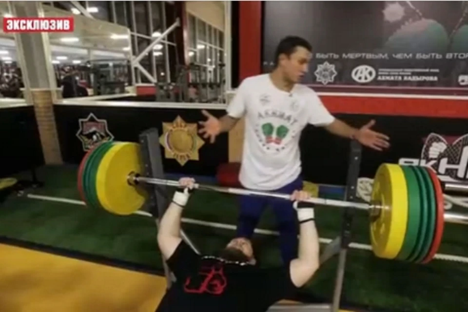 Рамзан Кадыров с легкостью поднял 120 кг. Фото: стоп-кадр «Матч ТВ»