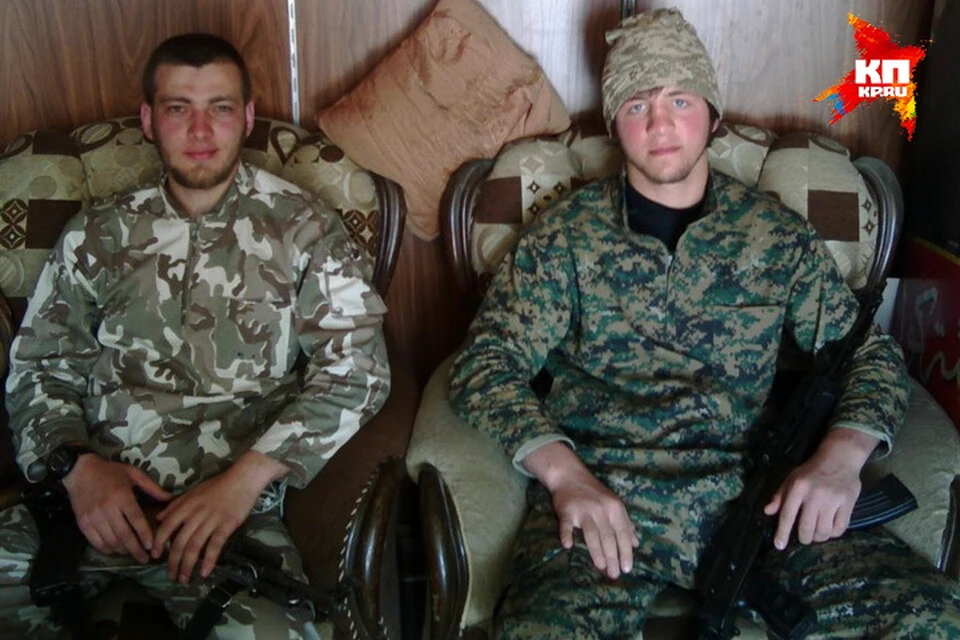 Бывшие студенты из Новосибирска - Адам Майсигов (справа) и Рамазан Тутаев. По данным оперативников, обоих уже нет в живых.