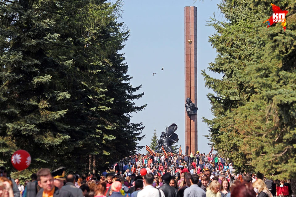 В праздник каждый уголок парка полон людей с Георгиевской лентой на груди.