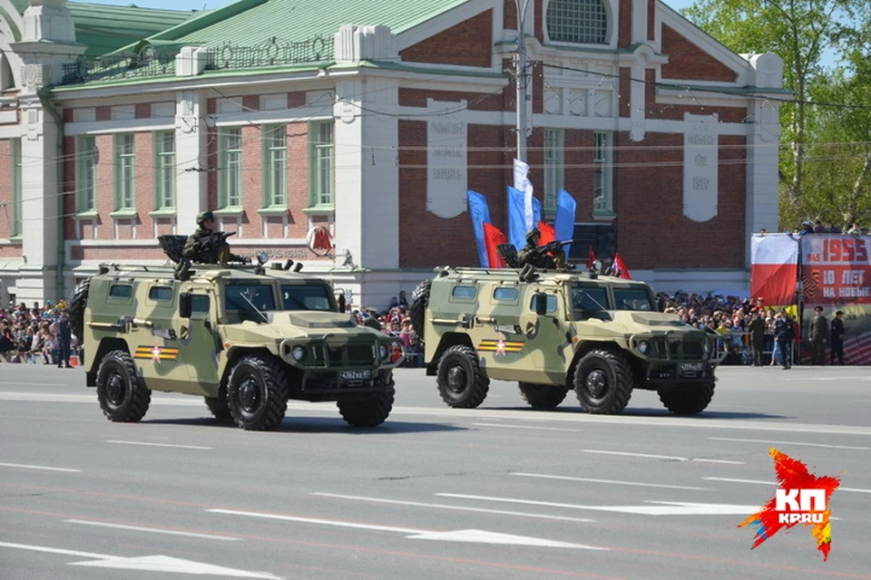 Обычный транспорт на Красном проспекте уступит место военной технике.