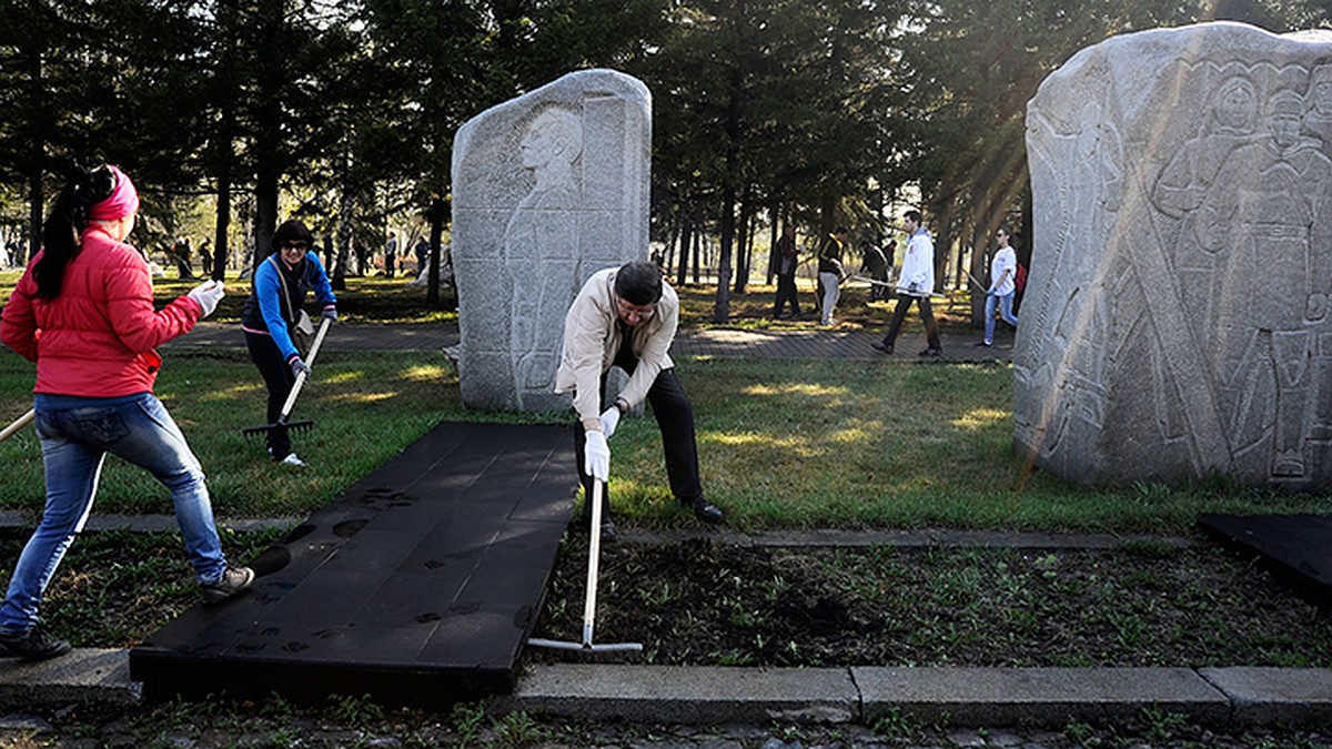 На городской субботник вышли почти 100 тысяч омичей - KP.RU