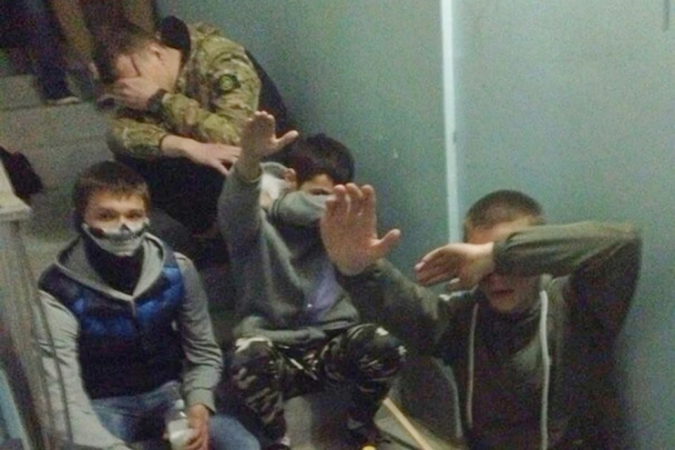 Подростки показывают жесты похожие на нацистское приветствие,прославляя идеи запрещенной в России организации. ФОТО: vk.com