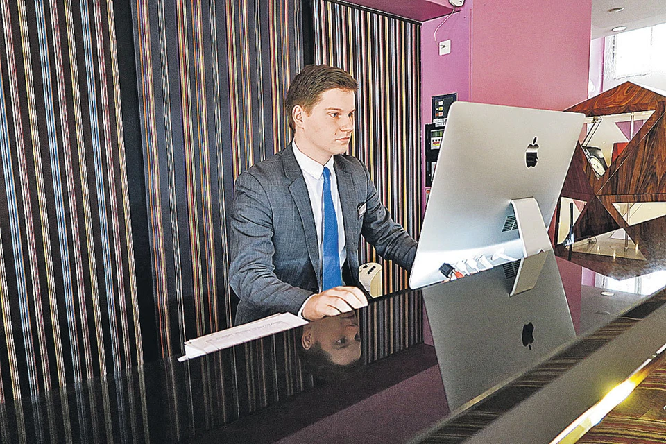 Леша Яковлев, получив диплом, уедет в Исландию работать в отеле на рецепции. Фото: Александр МИЛКУС