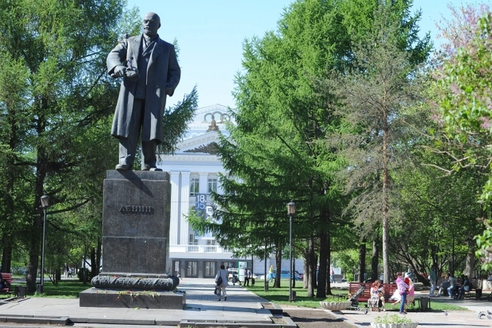 С наступлением теплых дней сквер у оперного театра облюбовали мамочки с детишками и любители домашних животных.