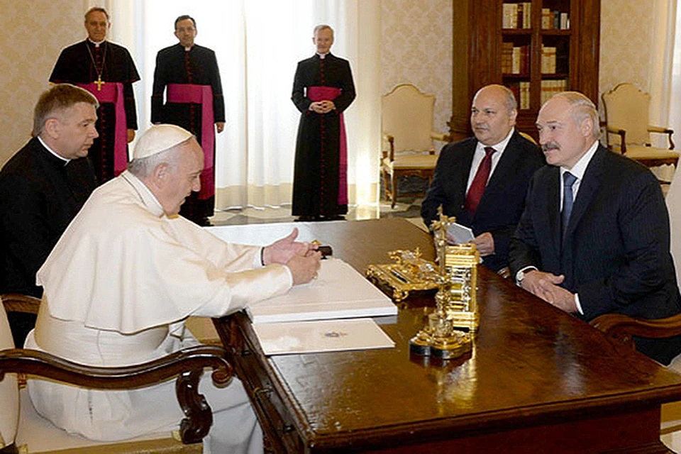 Президент Беларуси Александр Лукашенко и Папа Римский Франциск 21 мая во время встречи в Апостольском дворце в Ватикане. ФОТО Официальный сайт президента Беларуси