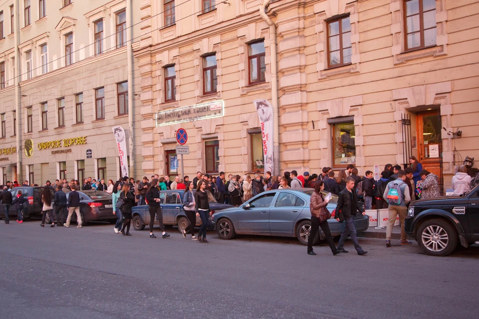 Ночь музеев питер. Очереди в музеи СПБ. Ночь музеев Санкт-Петербург. Ночь музеев Петербург. Очереди в ночь музеев в СПБ.