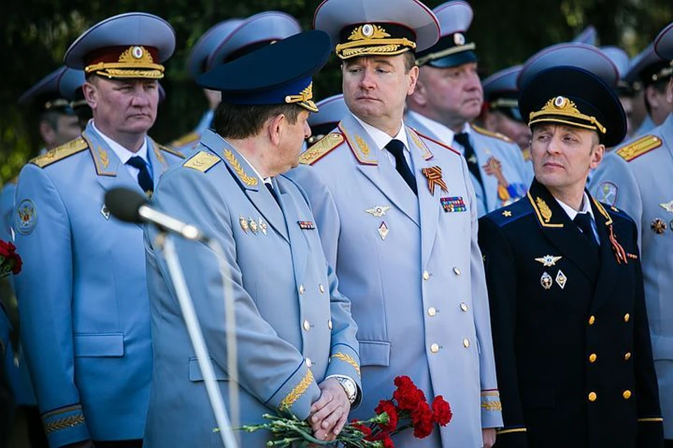 Генерал-лейтенант Андрей Сергеев (второй справа) на церемонии возложения цветов к Вечному огню 9 мая.