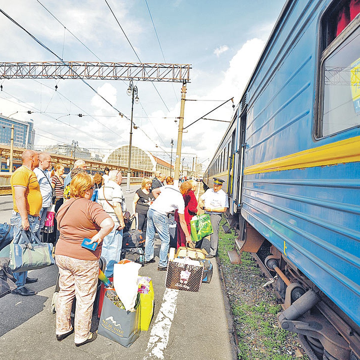 На майдане постояли, пора и на заработки в Москву - KP.RU