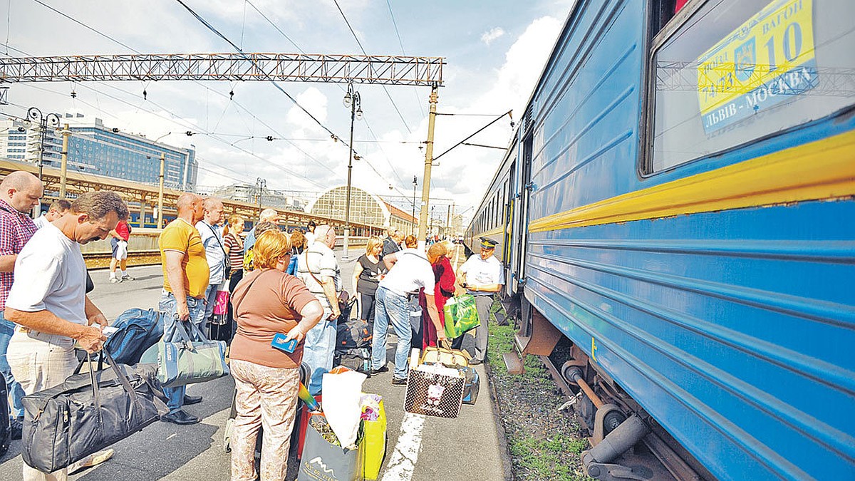 На майдане постояли, пора и на заработки в Москву - KP.RU