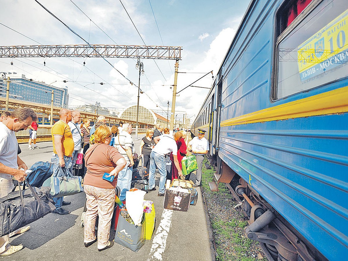 На майдане постояли, пора и на заработки в Москву - KP.RU