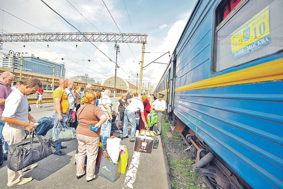 Наш корреспондент проехала на поезде Львов - Киев - Москва, который называют гастарбайтерским.