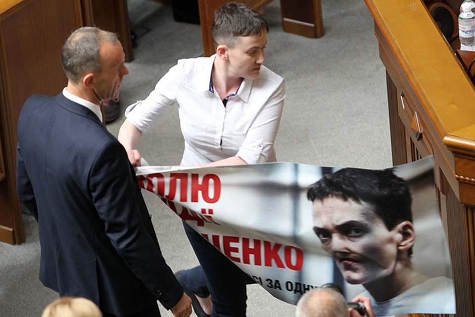 Первым делом Савченко пошла к трибуне