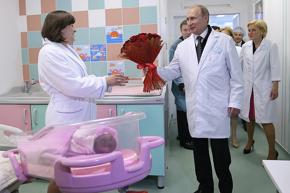 Президент РФ Владимир Путин во время посещения нового Федерального перинатального центра в структуре Научного центра акушерства, гинекологии и перинатологии имени академика В.И. Кулакова. ФОТО Сергей Савостьянов/ТАСС
