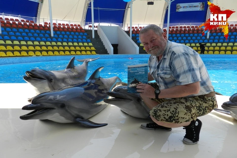 Александр Агафонов принес друзьям-дельфинам книгу об их языке