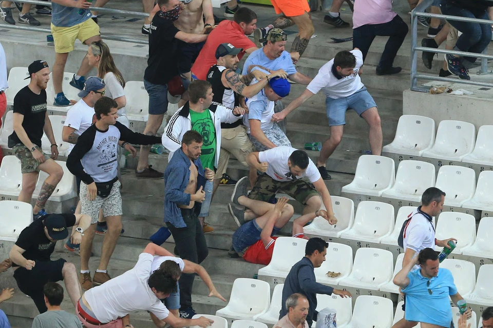 Беспорядки на трибунах «Велодрома» начались сразу по окончании матча России и Англии.