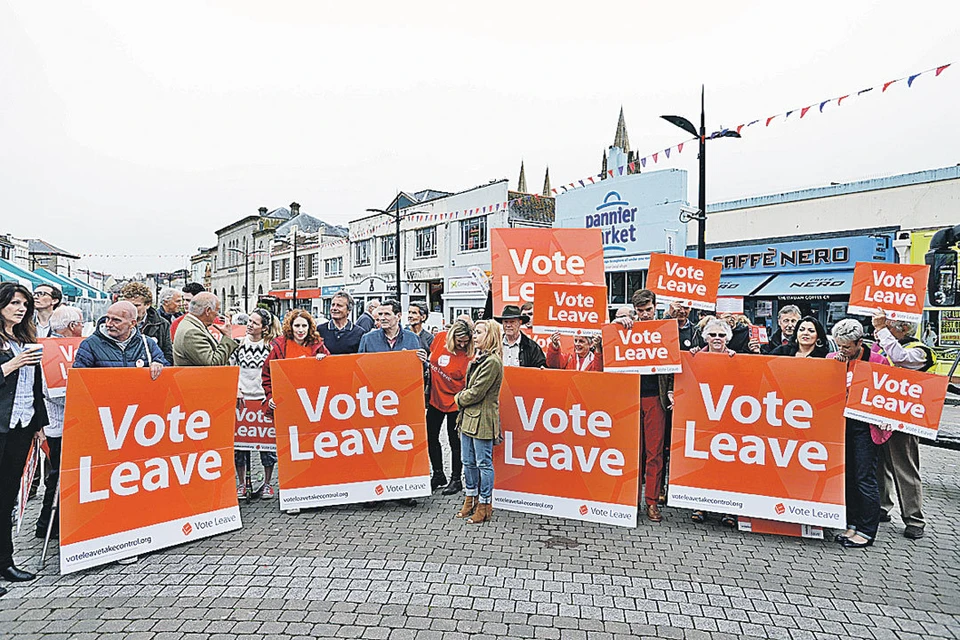 Так в Англии агитируют за выход из ЕС - по городам страны гастролируют активисты движения Brexit (сокращение от двух слов на английском - «Британия» и «выход»), которое возглавляет бывший мэр Лондона (в некоторых кругах его считают фриком) Борис Джонсон.